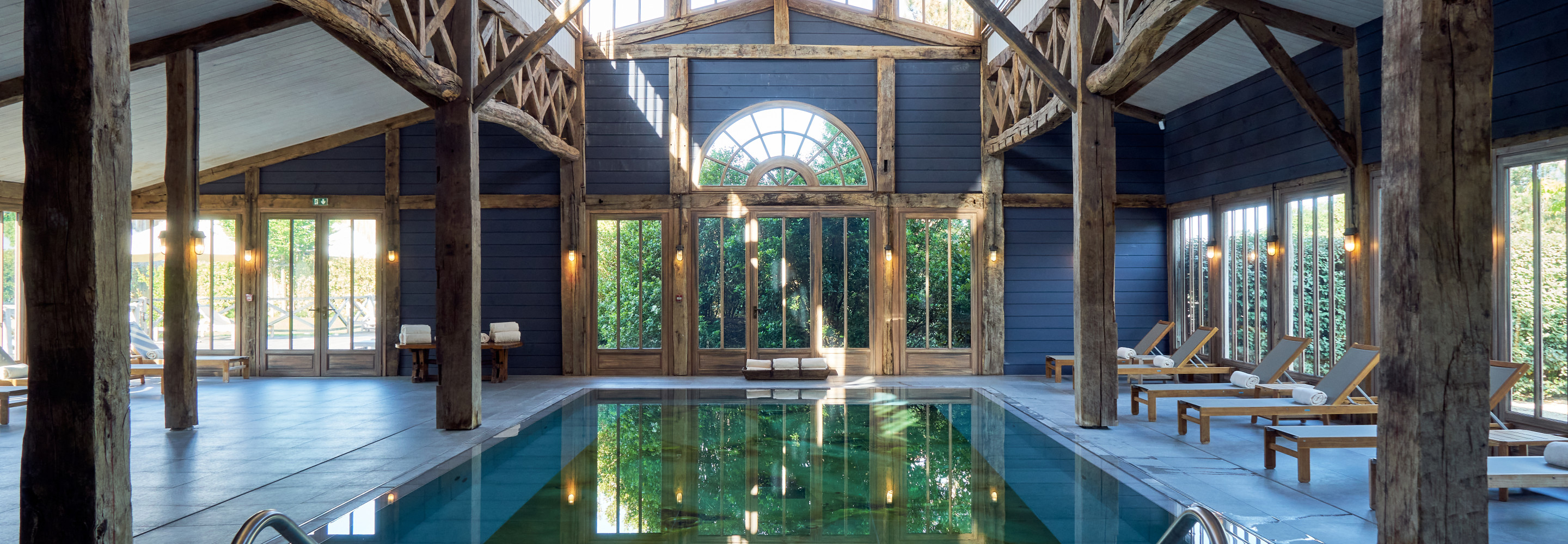 Piscine intérieure avec œuvre d’art immergée