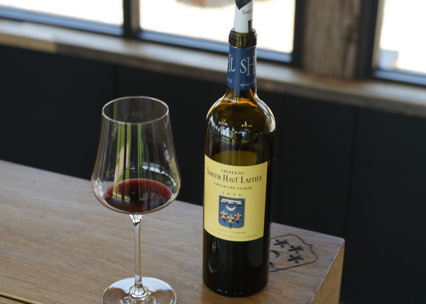 Bouteille et verre de vin rouge Château Smith Haut Lafitte