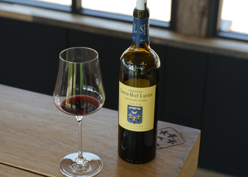 Bouteille et verre de vin rouge Château Smith Haut Lafitte