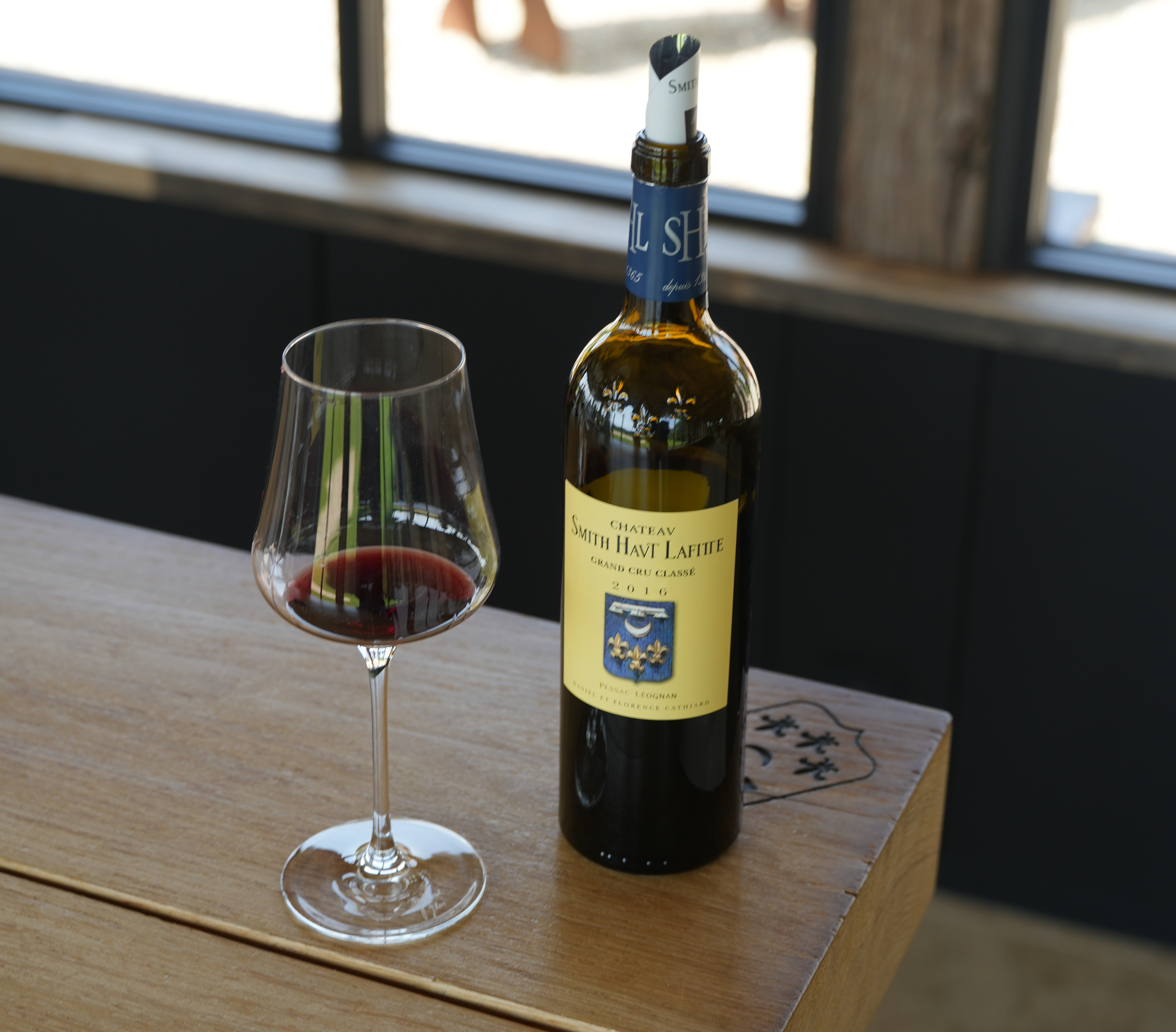 Bouteille et verre de vin rouge Château Smith Haut Lafitte