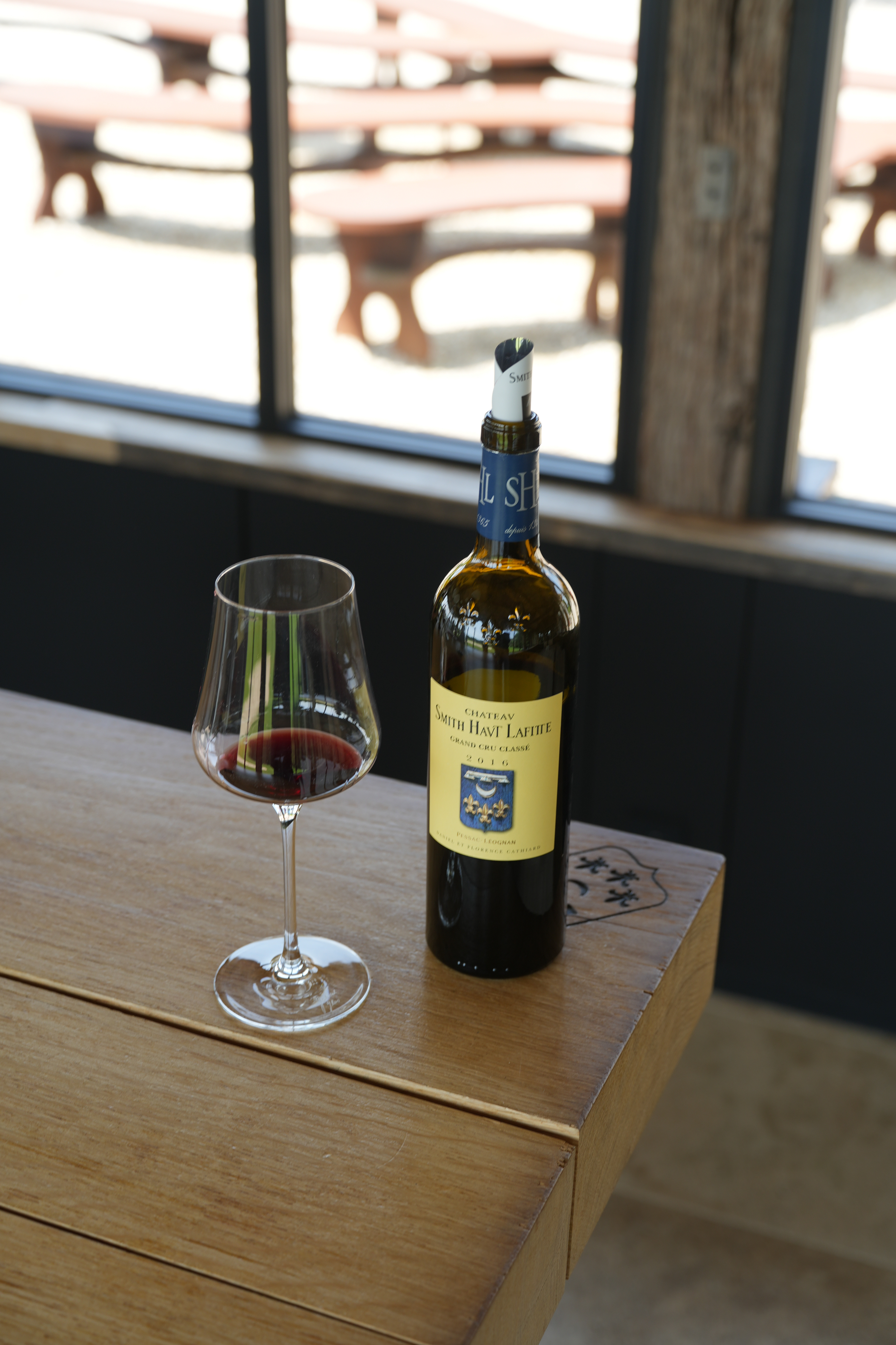 Bouteille et verre de vin rouge Château Smith Haut Lafitte